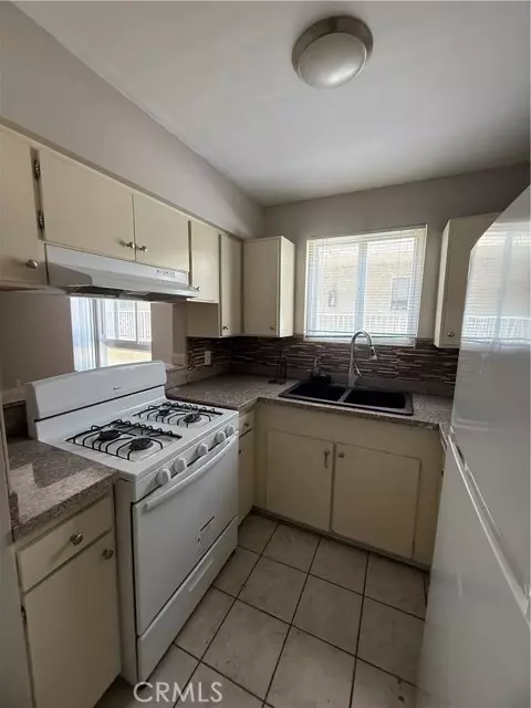 North Hollywood (los Angeles), CA 91602,10900 Blix #4