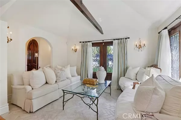 Woodland Hills (los Angeles), CA 91364,22015 Independencia Street