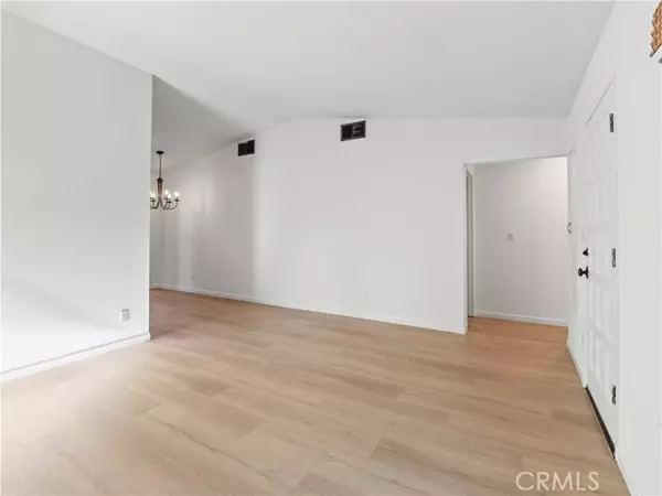 Valencia (santa Clarita), CA 91355,23379 Calle Arino