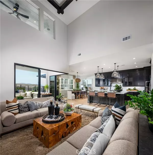 Valencia (santa Clarita), CA 91381,27538 Juniper Lane