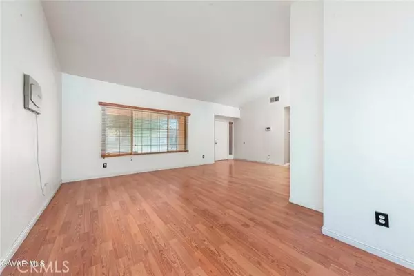 Palmdale, CA 93552,5059 Saint Laurent