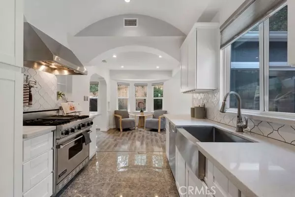 19419 Oxnard Street, Tarzana (los Angeles), CA 91356