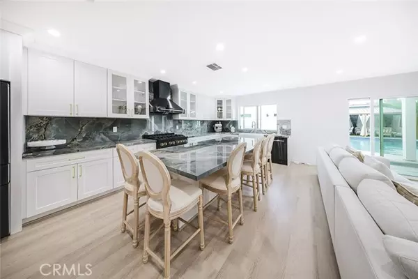 North Hollywood (los Angeles), CA 91605,7306 Farmdale Avenue