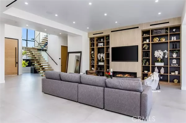 Woodland Hills (los Angeles), CA 91367,22745 Califa Street