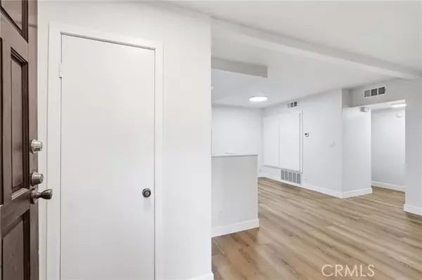 Van Nuys (los Angeles), CA 91406,15511 Sherman Way #19