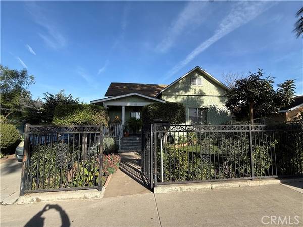 925 W Pine Street, Santa Ana, CA 92703