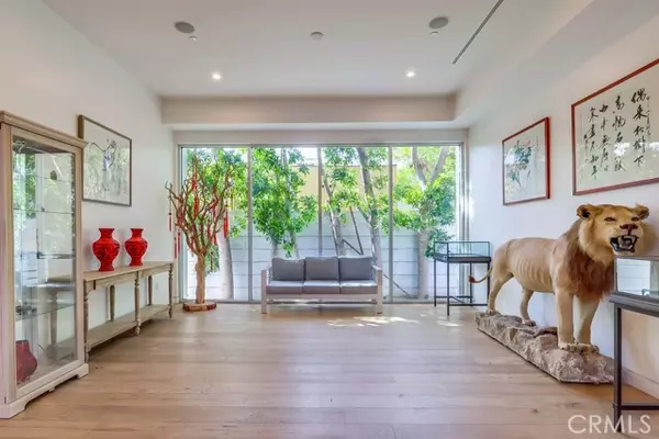 Los Angeles, CA 90038,737 N Cherokee Avenue