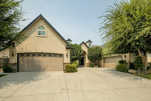 419 W Loyola Avenue, Clovis, CA 93619