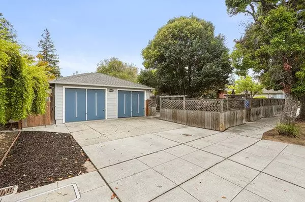 925 Roosevelt Avenue, Redwood City, CA 94061