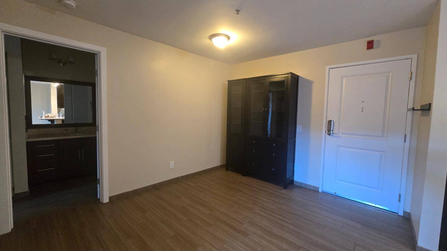 Emeryville, CA 94608,6400 Christie Avenue #2211