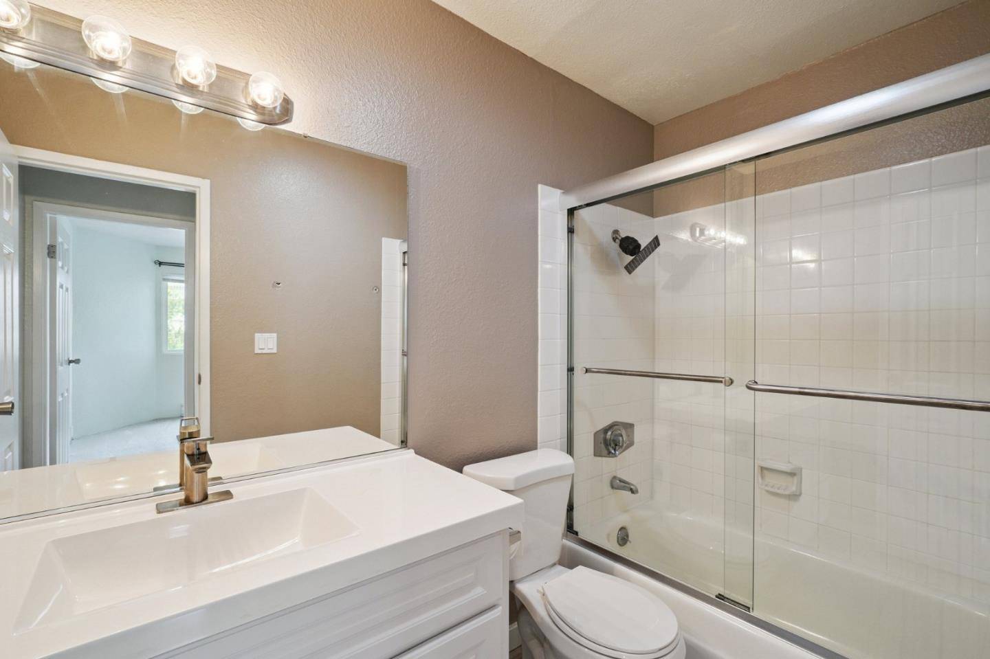 Daly City, CA 94015,370 Imperial Way #218
