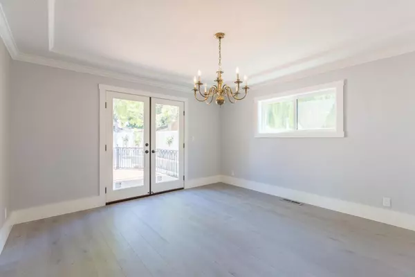 Palo Alto, CA 94301,235 Seale Avenue