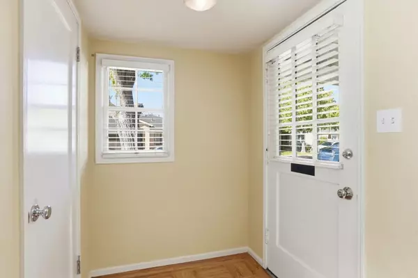 Palo Alto, CA 94303,884 Warren Way