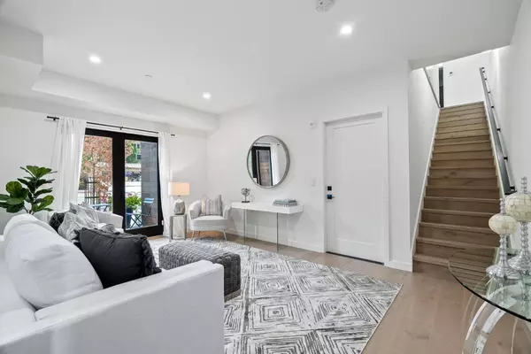 Redwood City, CA 94061,924 Woodside Road