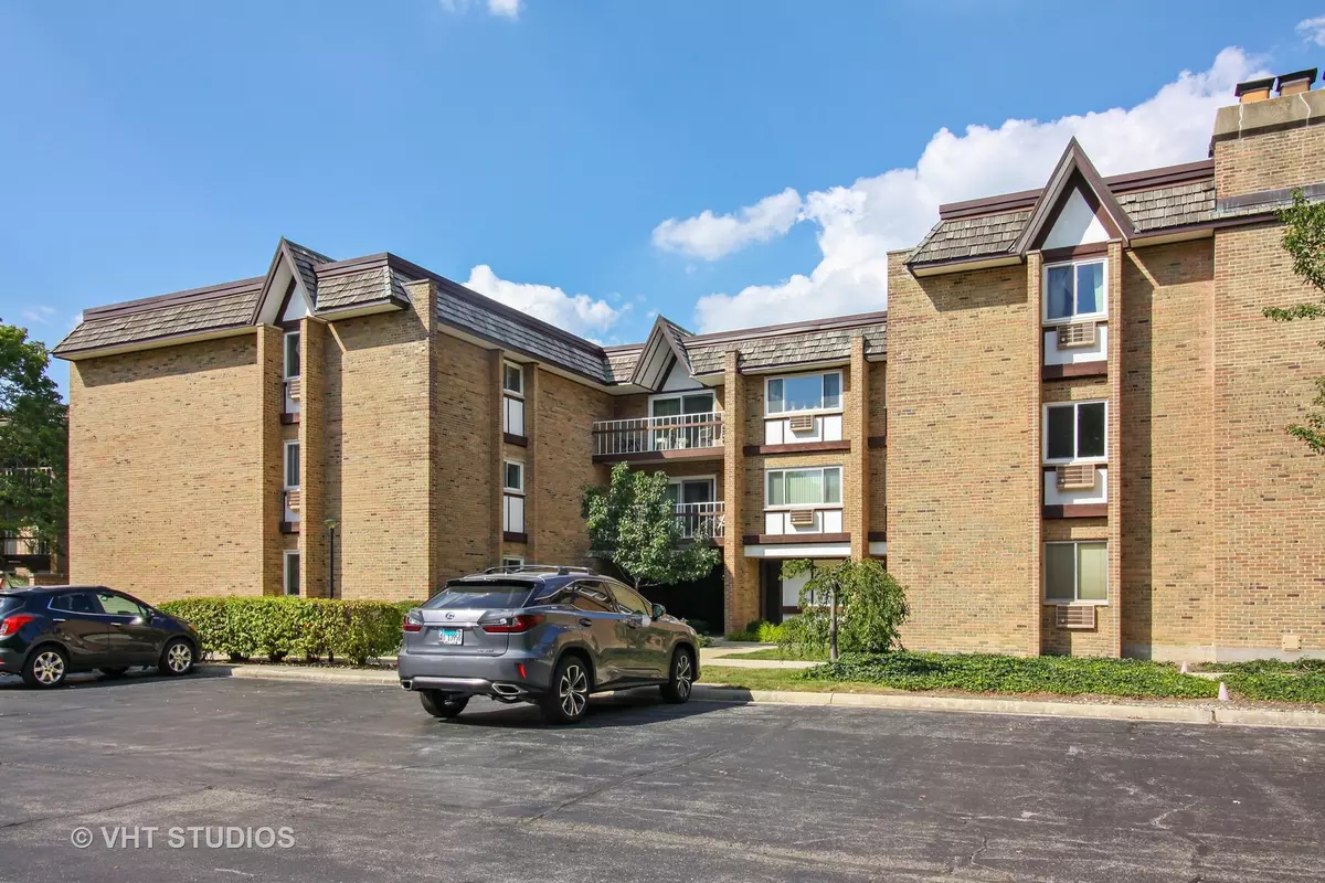 Hinsdale, IL 60521,300 Claymoor Street #2D