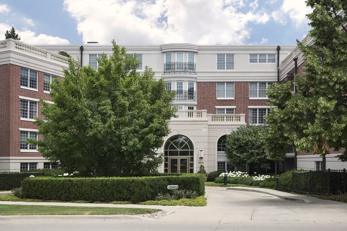 Highland Park, IL 60035,2021 St Johns Avenue #2H