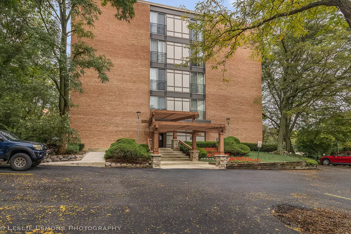 Lisle, IL 60532,5810 Oakwood Drive #3L