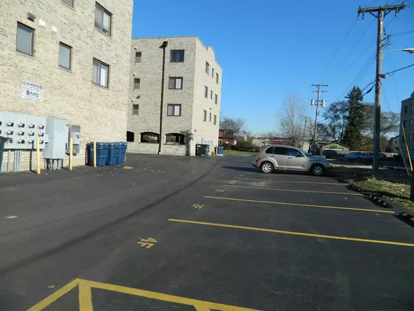 Lyons, IL 60534,7335 Oakwood Avenue #2E
