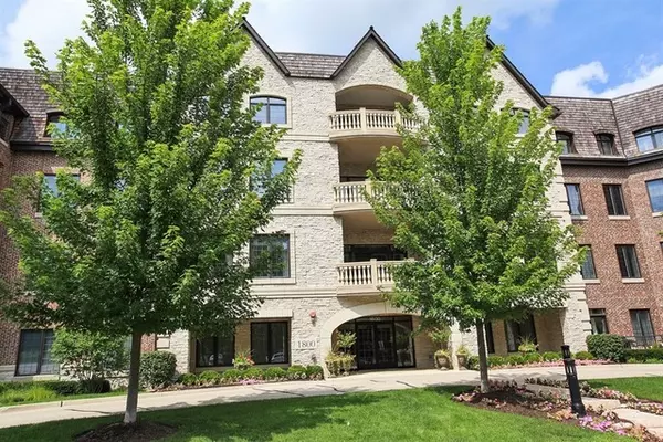 Lake Forest, IL 60045,1800 Amberley Court #404