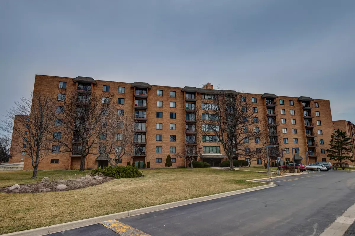 Mount Prospect, IL 60056,1747 W Crystal Lane #701