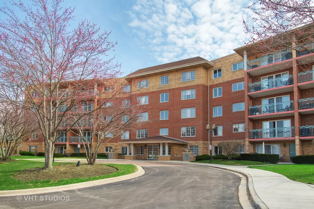 Mount Prospect, IL 60056,720 Creekside Drive #209B