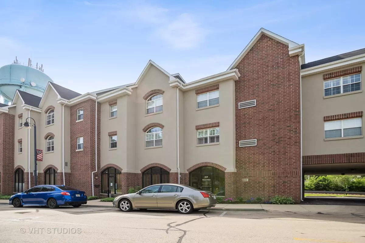 Clarendon Hills, IL 60514,245 Burlington Avenue #203