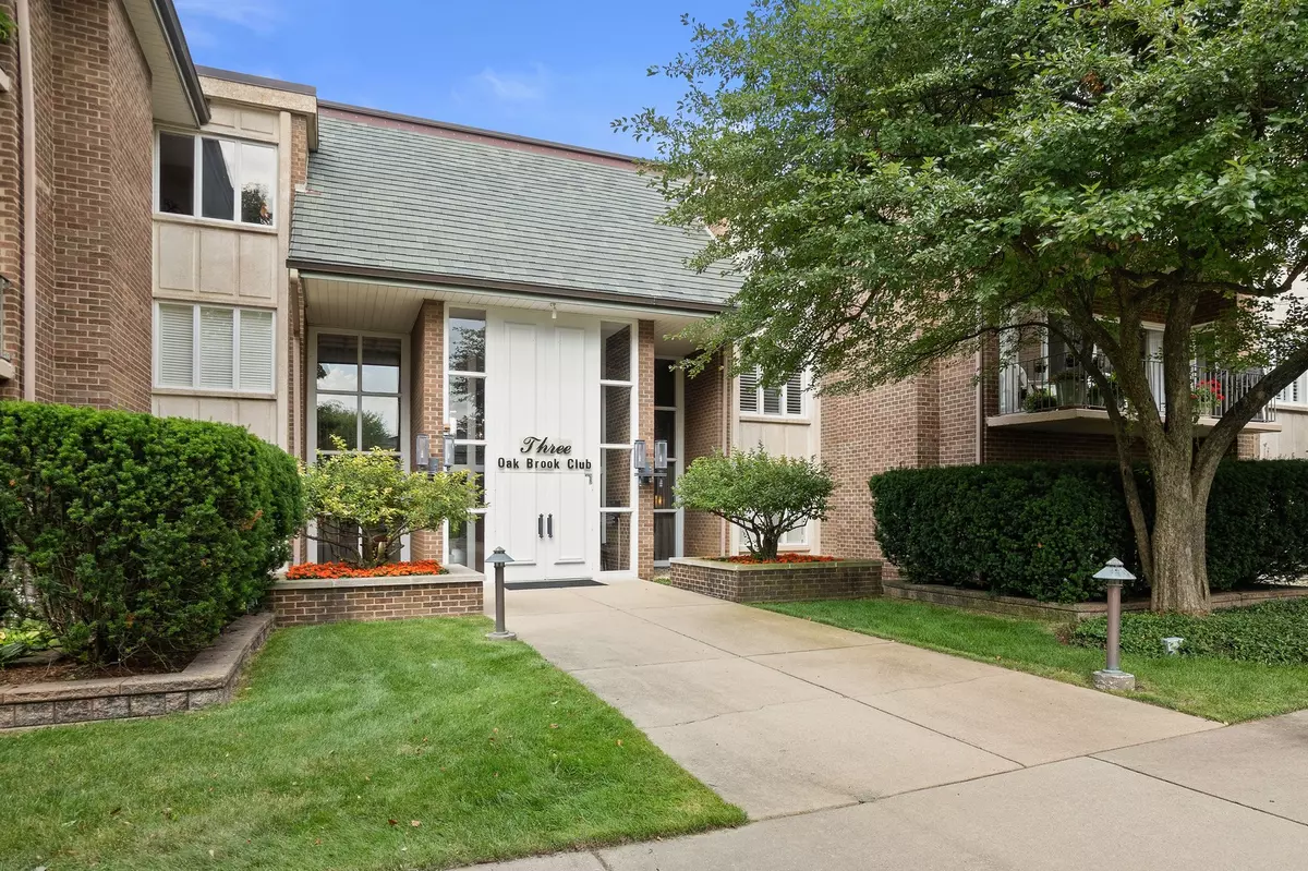 Oak Brook, IL 60523,3 Oak Brook Club Drive #D306