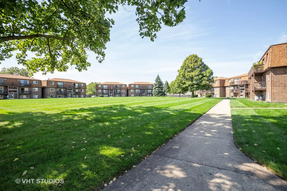 Elk Grove Village, IL 60007,119 Boardwalk Street #2E