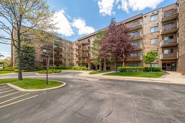 Elk Grove Village, IL 60007,720 Wellington Avenue #211