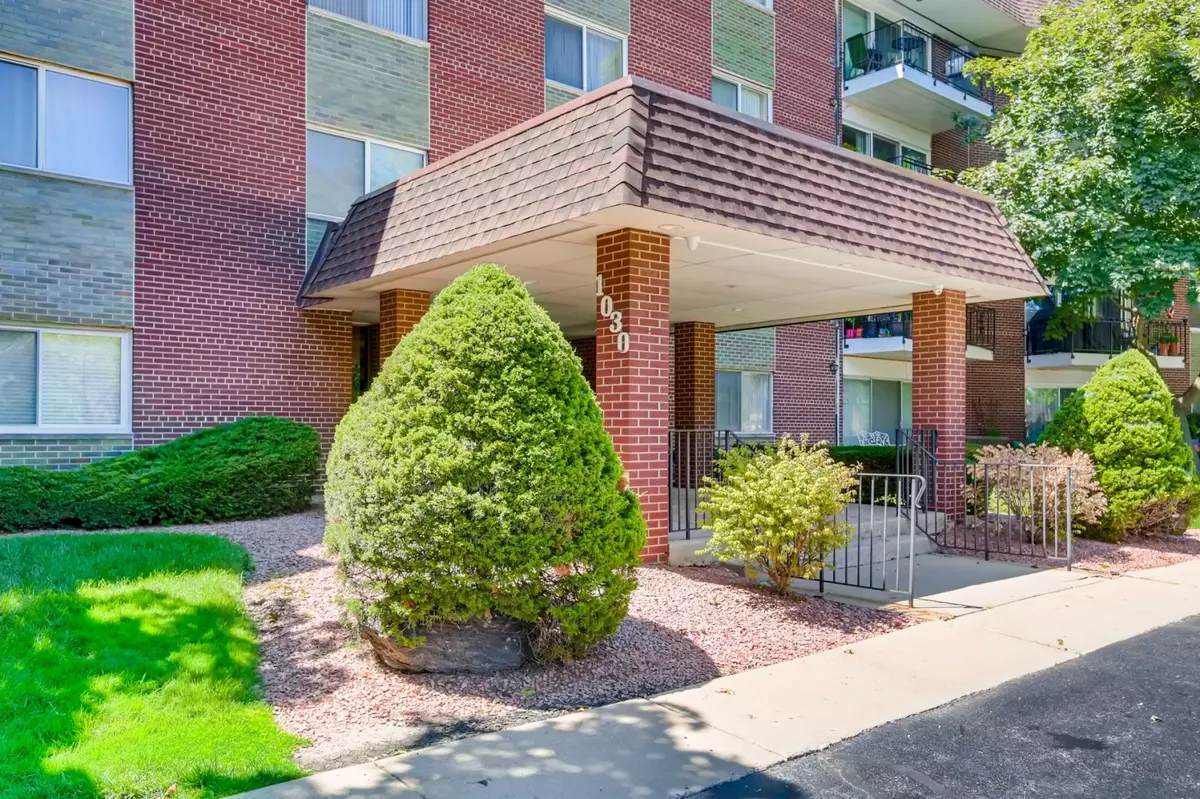 Arlington Heights, IL 60005,1030 S FERNANDEZ Avenue #1R