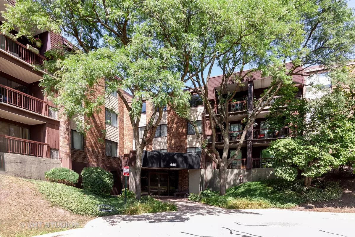 Glen Ellyn, IL 60137,440 Raintree Court #3B