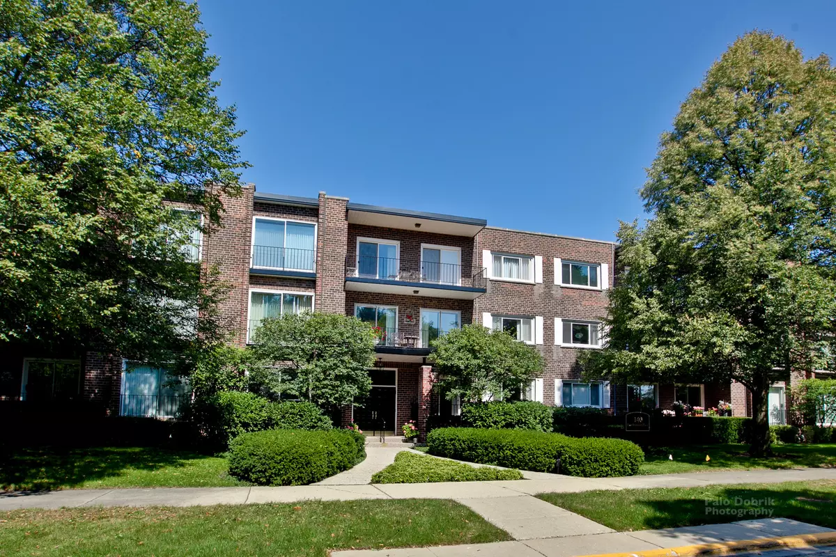 Lake Forest, IL 60045,140 Franklin Place #208