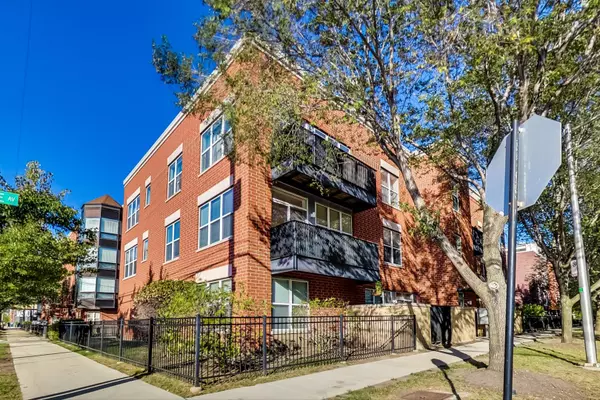 Chicago, IL 60612,1752 W Maypole Avenue #202