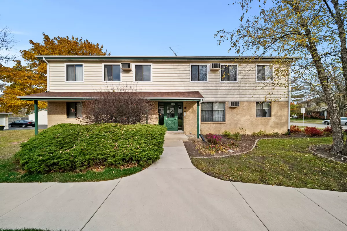 Woodridge, IL 60517,8304 OAK LEAF Drive #902