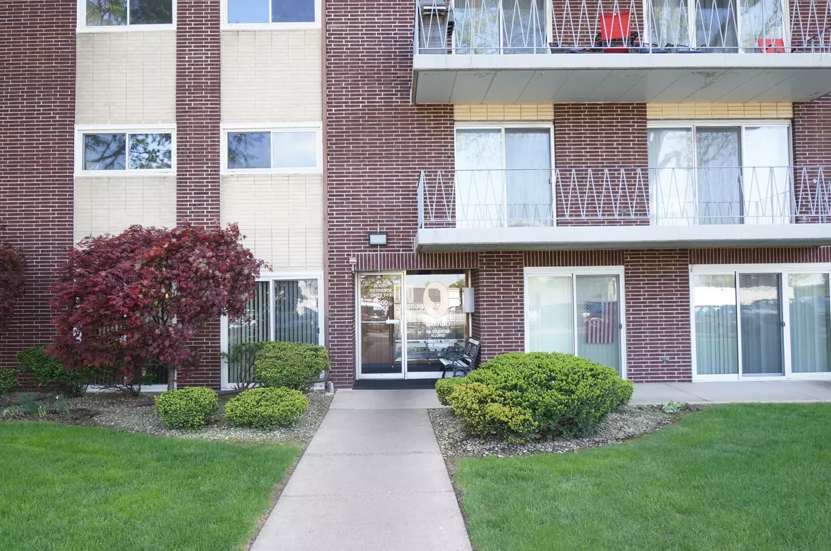 Downers Grove, IL 60515,2900 MAPLE Avenue #12A