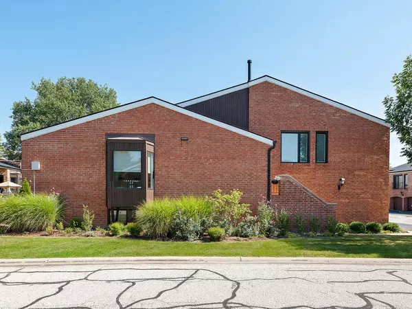 Oak Brook, IL 60523,19W204 Old Tavern Road #204