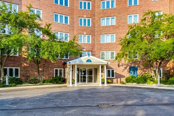 Niles, IL 60714,7120 N Milwaukee Avenue #206