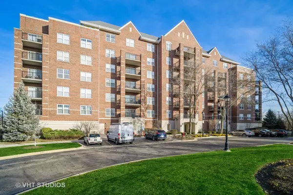 Palatine, IL 60067,440 W Mahogany Court #204