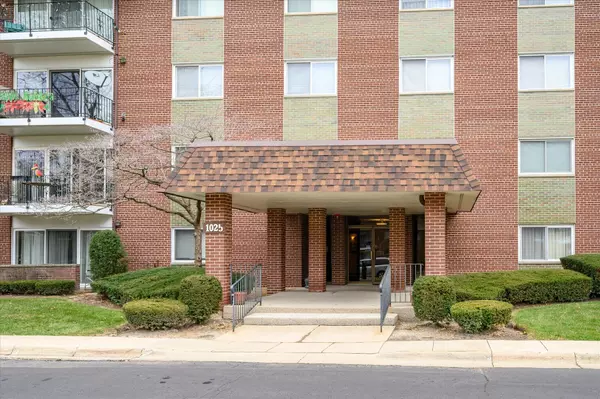 Arlington Heights, IL 60005,1025 S Fernandez Avenue #2J