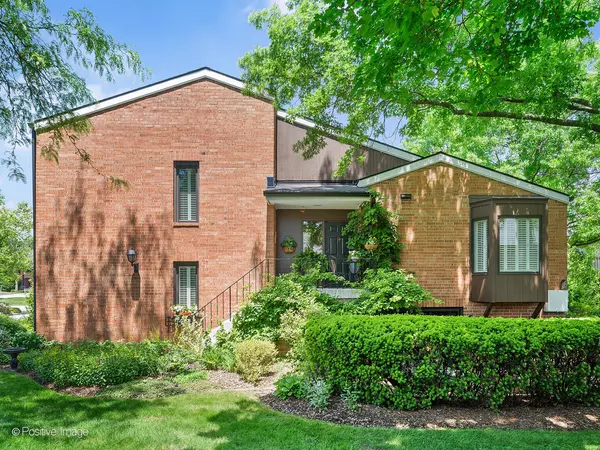 Oak Brook, IL 60523,2S735 Williamsburg Court #30