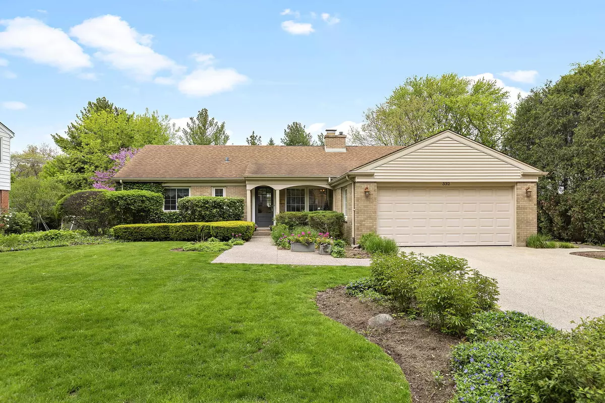 Lake Bluff, IL 60044,332 W Hawthorne Court