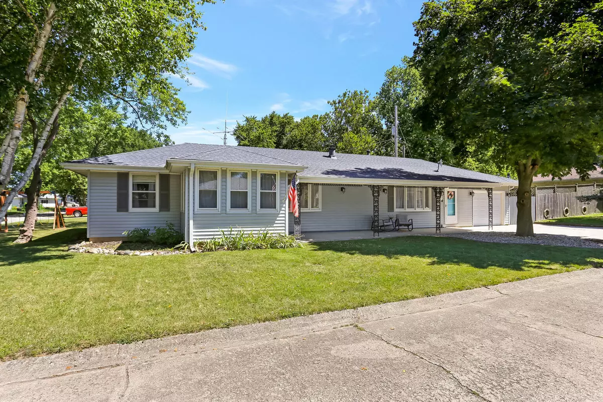 Fisher, IL 61843,4 Elmwood Drive