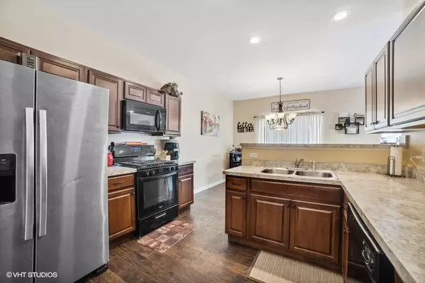 South Elgin, IL 60177,648 Fieldcrest Drive #B