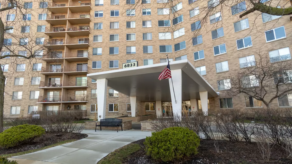 Chicago, IL 60645,6833 N Kedzie Avenue #804