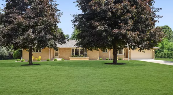 Sycamore, IL 60178,863 Sunset Lane