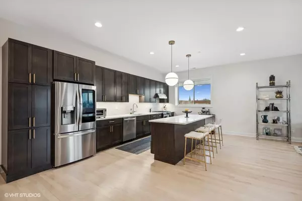 Skokie, IL 60077,8039 Elmwood Avenue #402