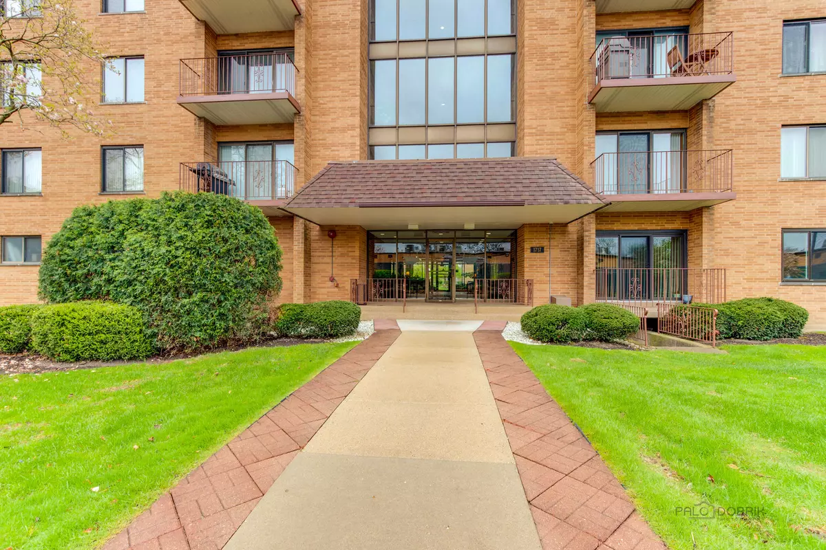 Mount Prospect, IL 60056,1717 W CRYSTAL Lane #210