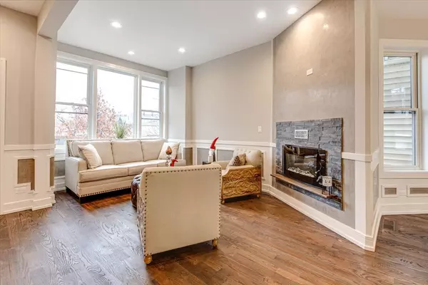 Chicago, IL 60647,2118 N Lawndale Avenue