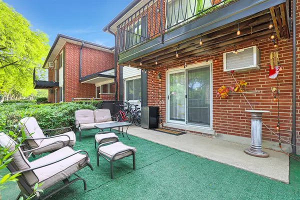 Arlington Heights, IL 60004,1122 N Dale Avenue #1L