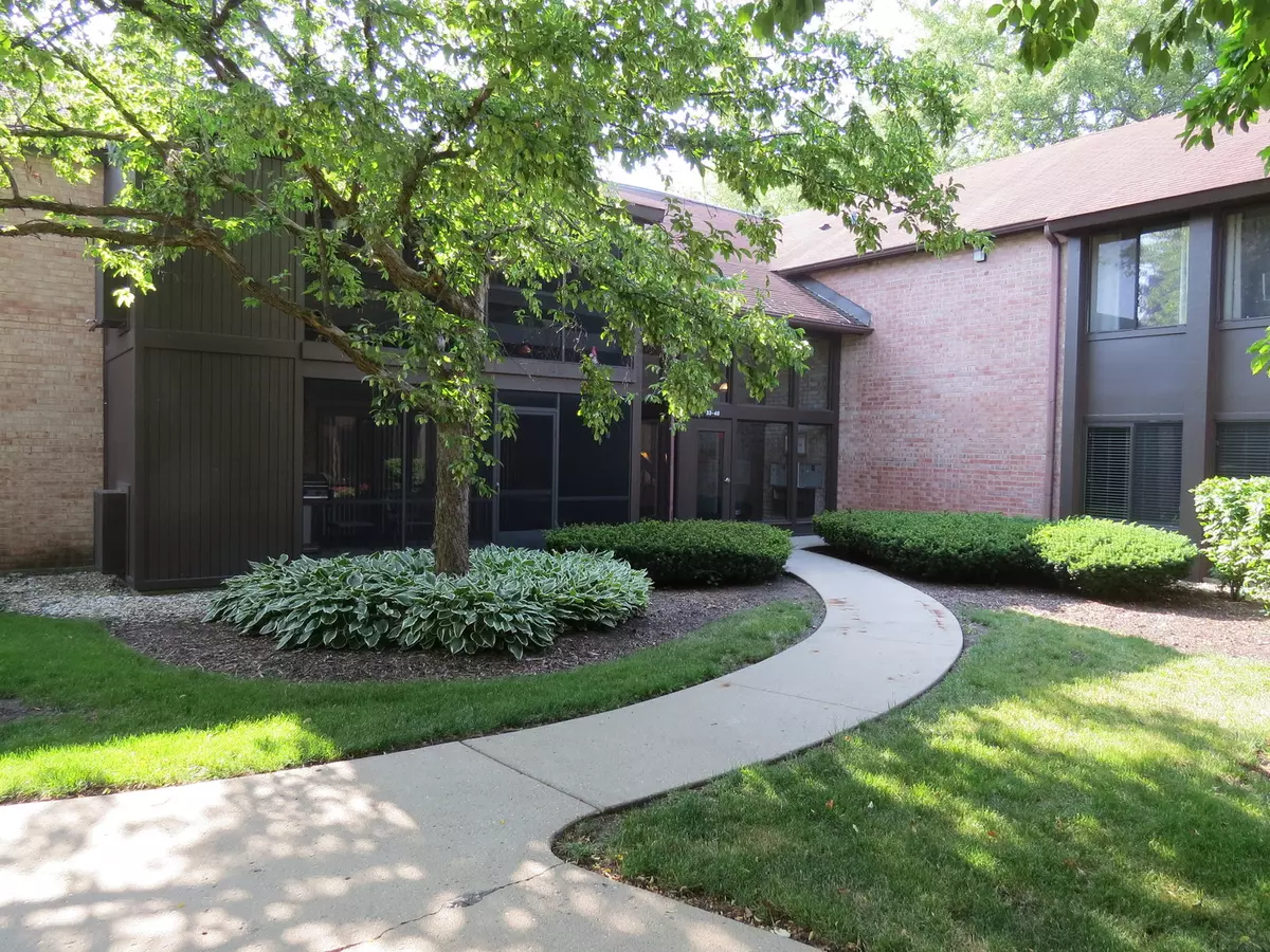 Crystal Lake, IL 60012,720 Saint Andrews Lane #33